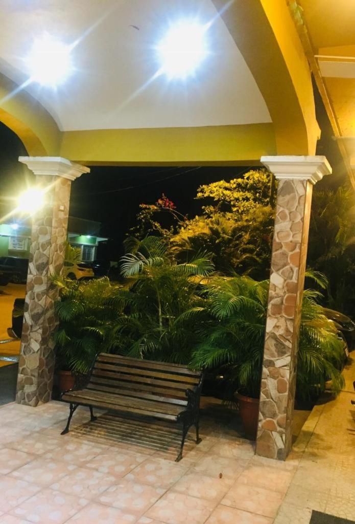 Hotel El Reformador Puerto Barrios Zewnętrze zdjęcie